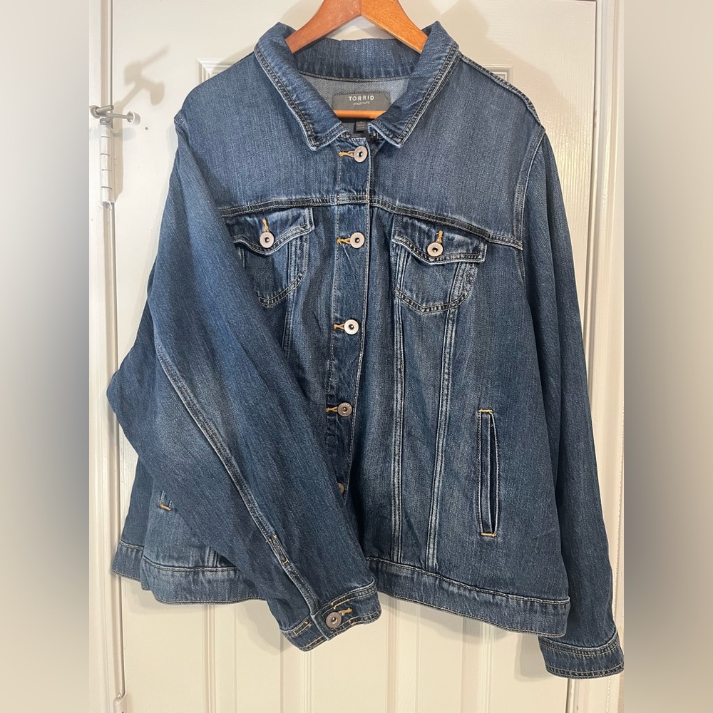 Women’s plus Jean jacket long sleeve button front stretch SZ 4 Torrid